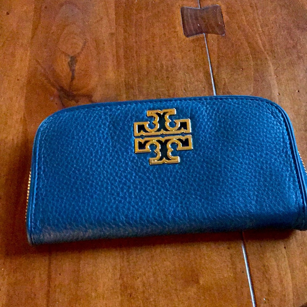 Tory Burch zip wallet!